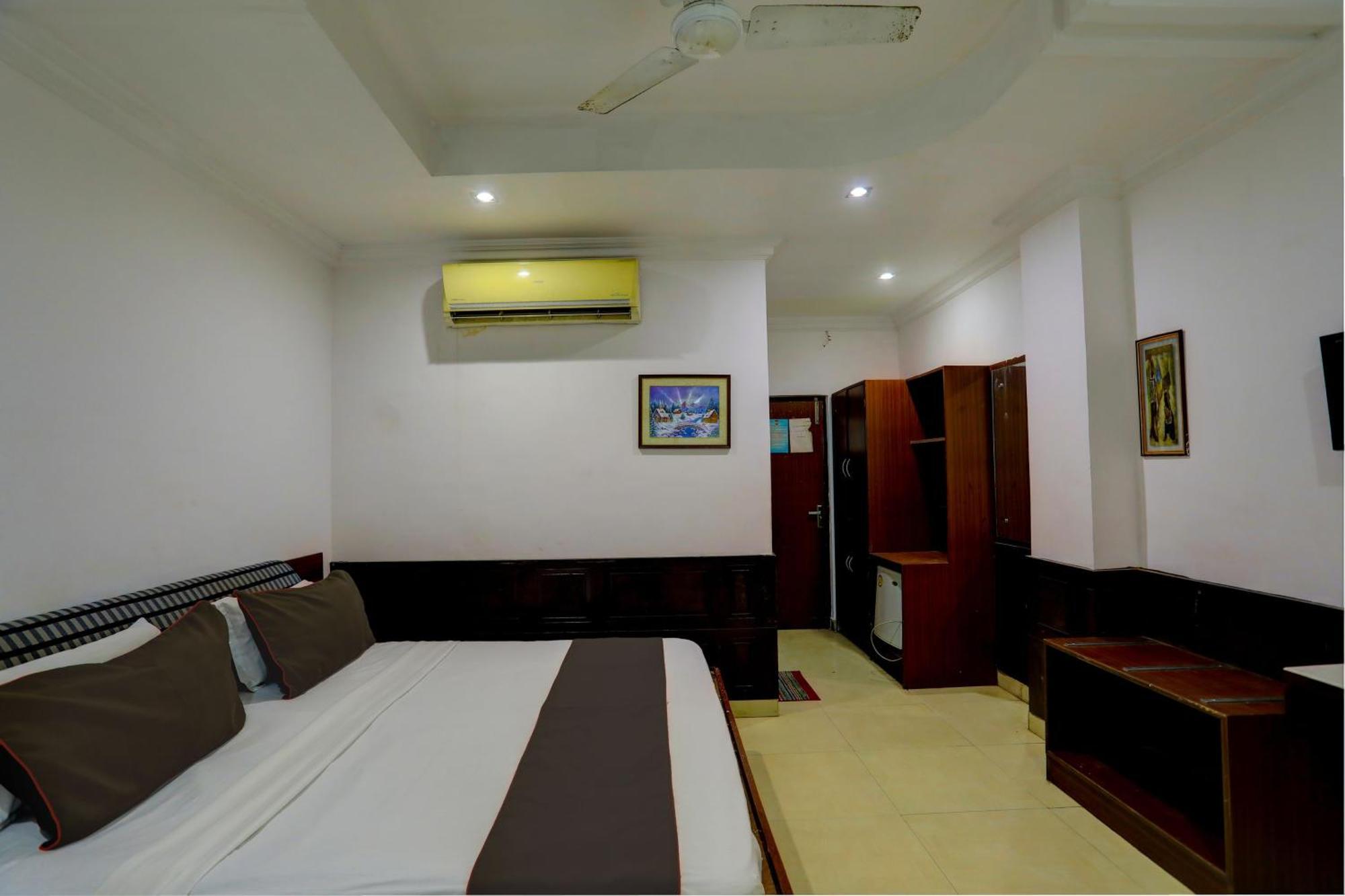 Hotel Monarch Inn Lucknow Buitenkant foto