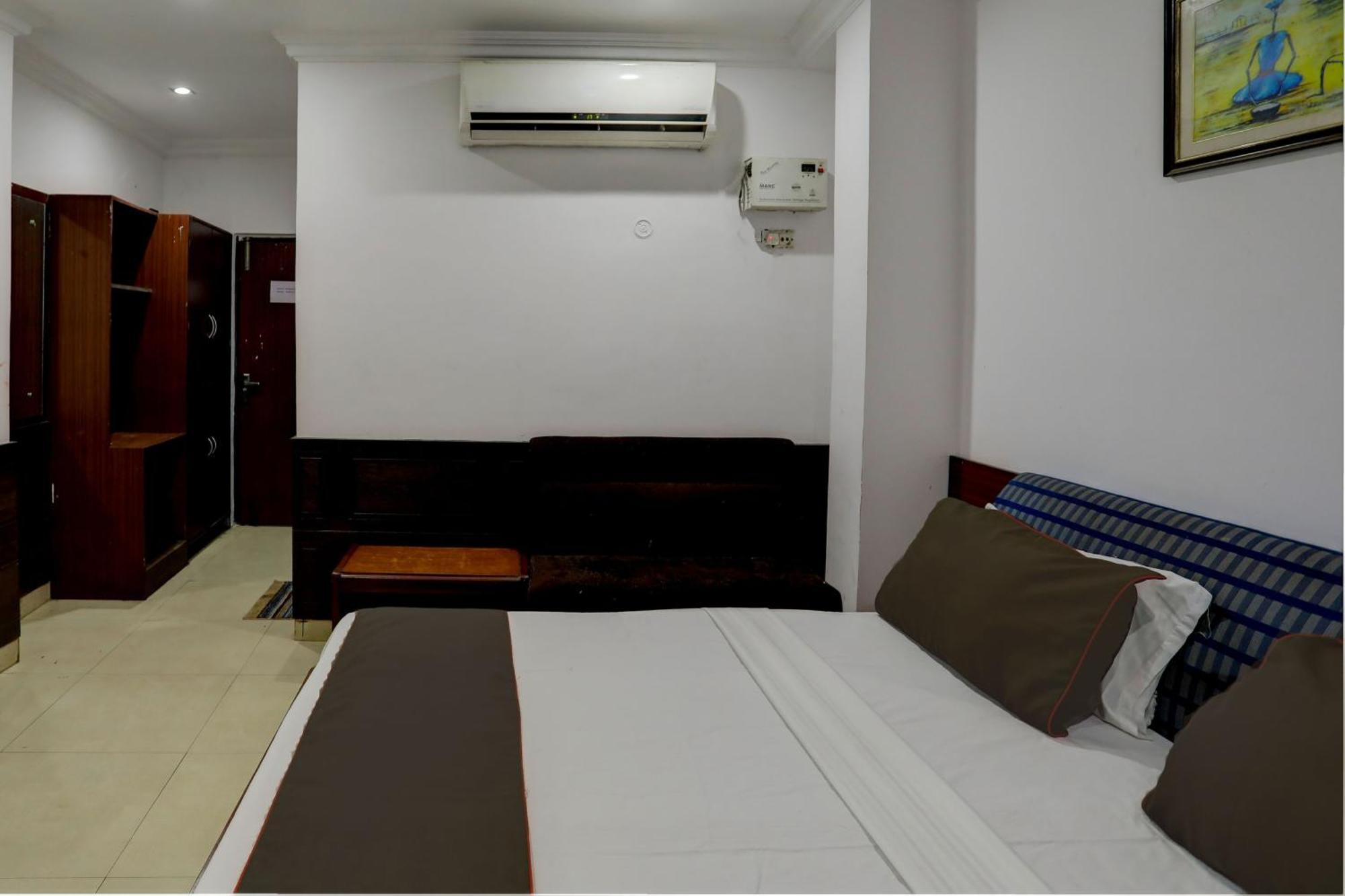 Hotel Monarch Inn Lucknow Buitenkant foto